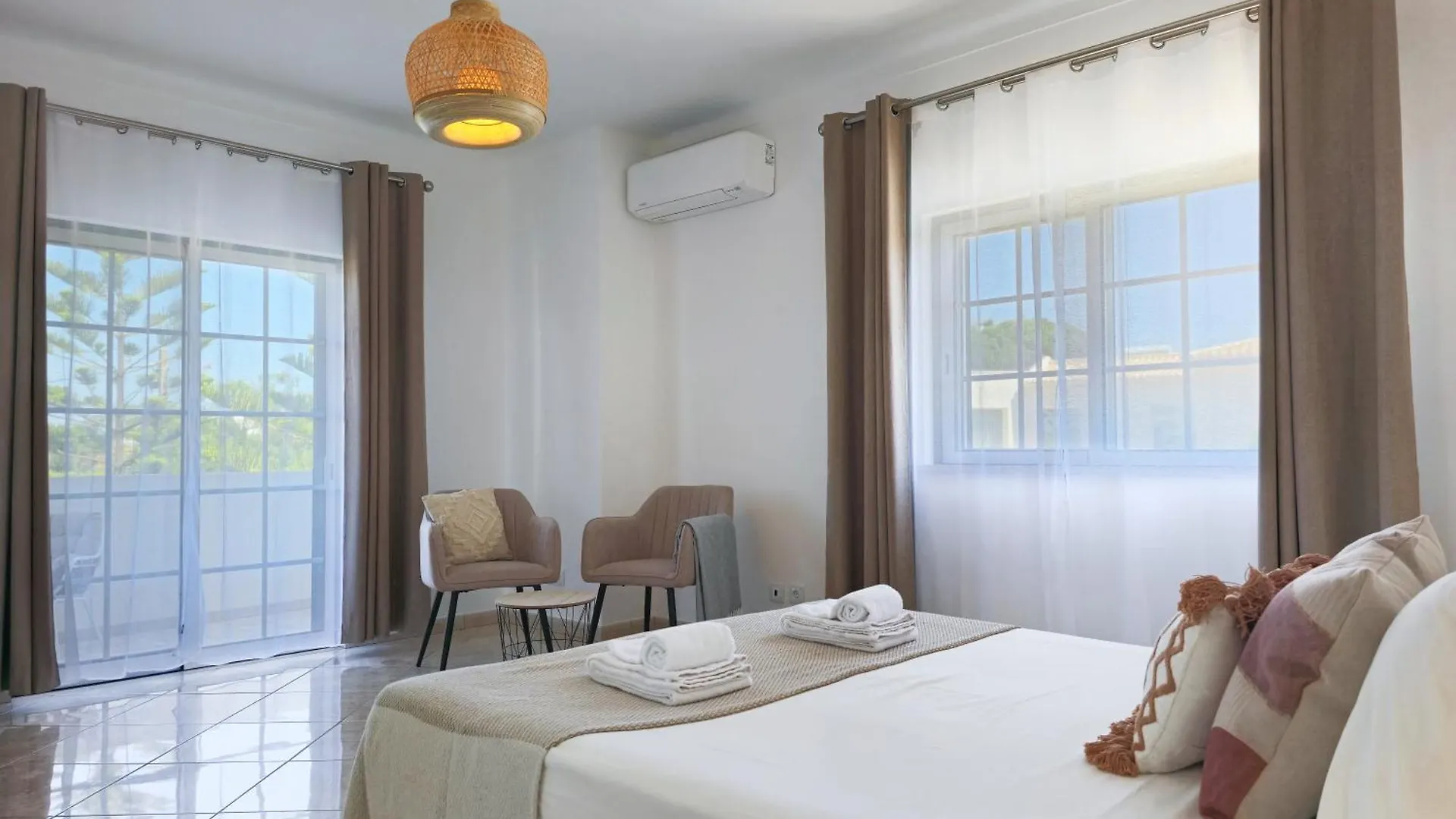 Holiday home Casa Caravela - Spacious Villa, Sunny Swimming Pool & Bbq Lagoa  Portugal