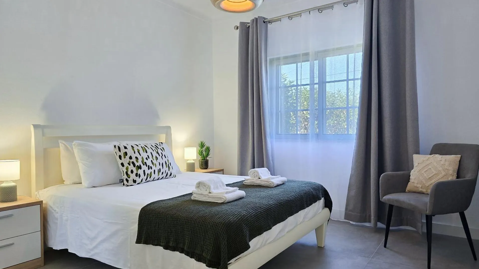 Casa Caravela - Spacious Villa, Sunny Swimming Pool & Bbq Lagoa  Holiday home Lagoa (Algarve)